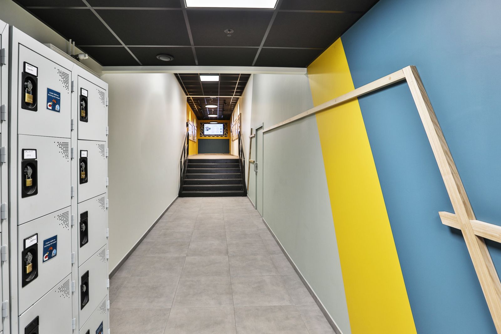 Vestiaire Collectif / Douches / Couloir