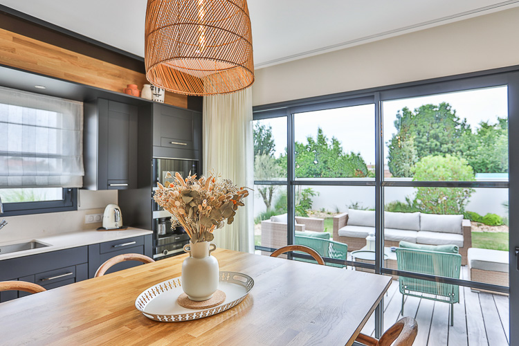 Pièce de vie intemporelle en bord de mer