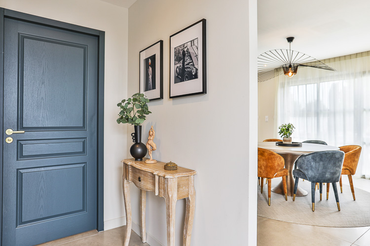 Pièce de vie intemporelle en bord de mer